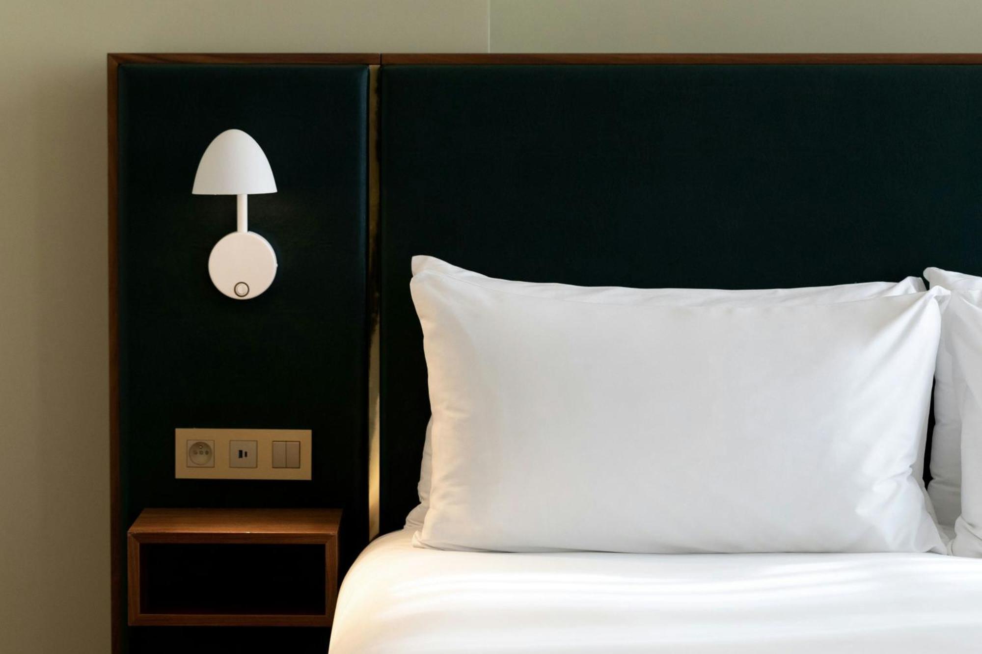 Отель Sapphire House Antwerp, Autograph Collection By Marriott Экстерьер фото A pillow